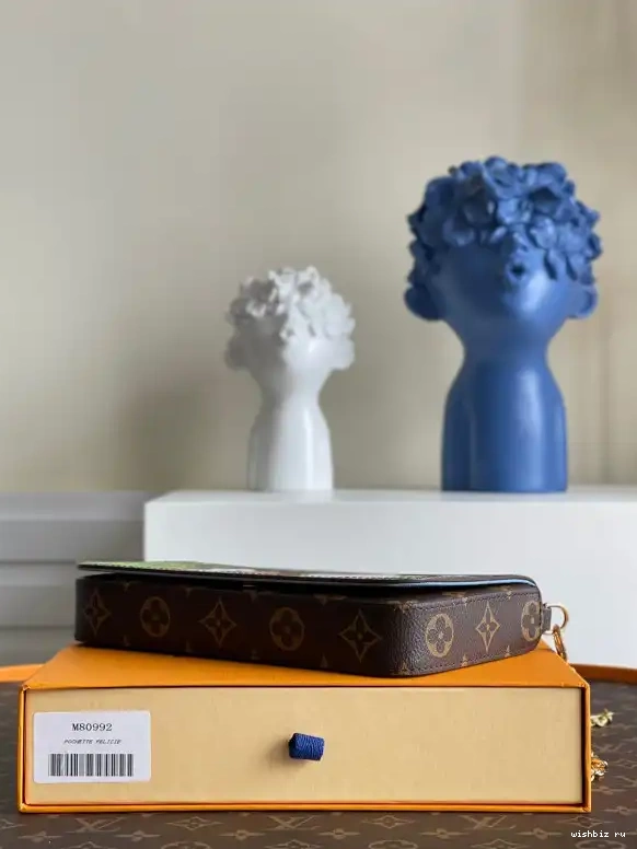 WIS VUITTON POCHETTE FÉLICIE LOUIS 0506